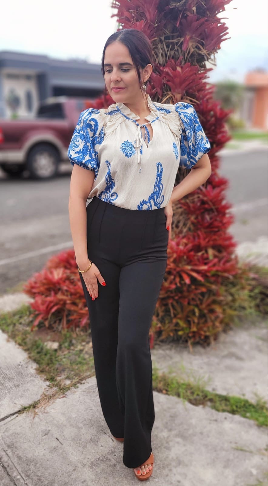 Blusa crema con print azul