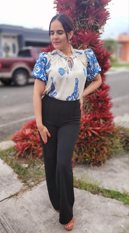 Blusa crema con print azul